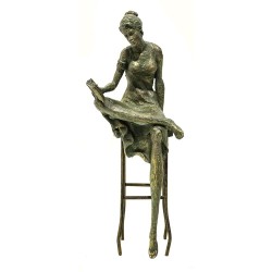 ESCULTURA FEMININA DE RESINA E METAL